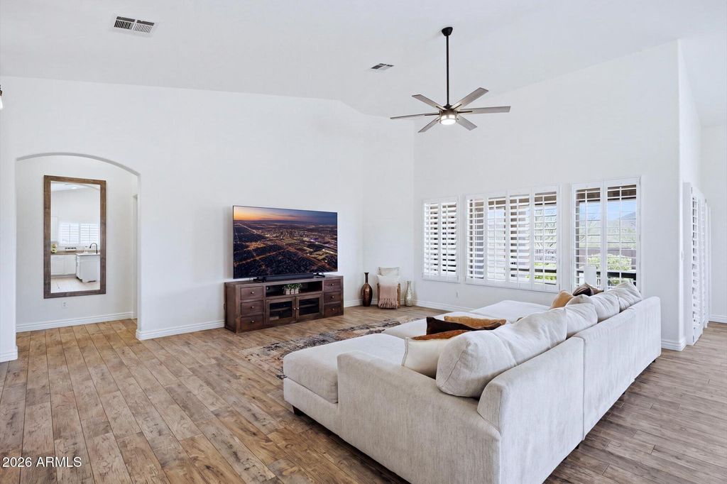 Image 6 of property listing at 40724 N CENTRAL Avenue, Phoenix, AZ 85086
