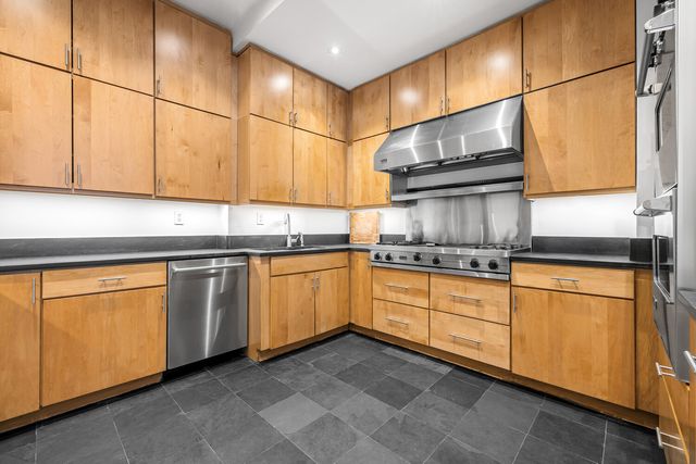 3 HANOVER Square PH22B, New York City, NY 10004