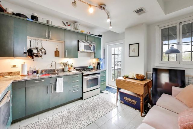 3243 N Hoyne Avenue, Chicago, IL 60618