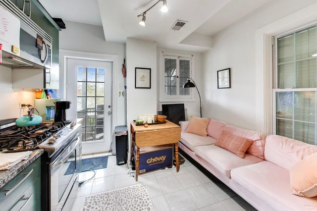 3243 N Hoyne Avenue, Chicago, IL 60618
