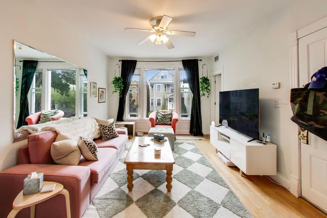 3243 N Hoyne Avenue, Chicago, IL 60618