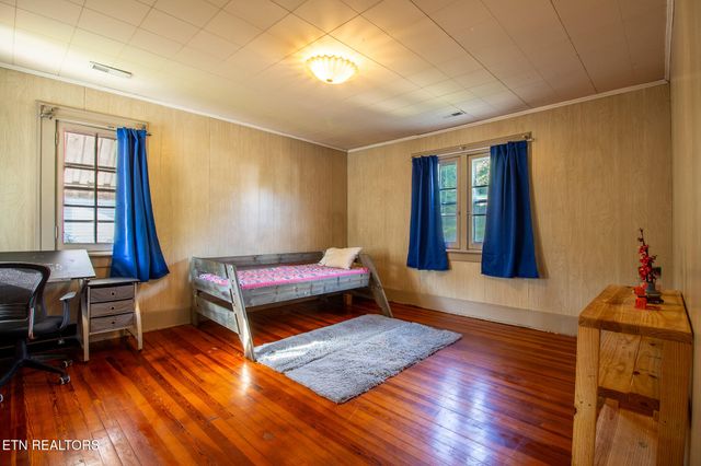 301 Walden Ave, Harriman, TN 37748