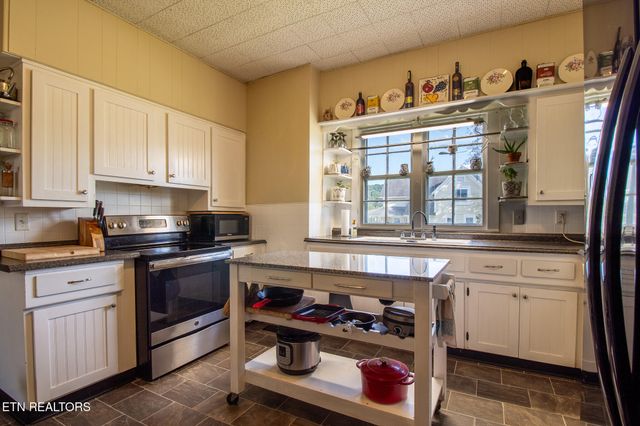 301 Walden Ave, Harriman, TN 37748