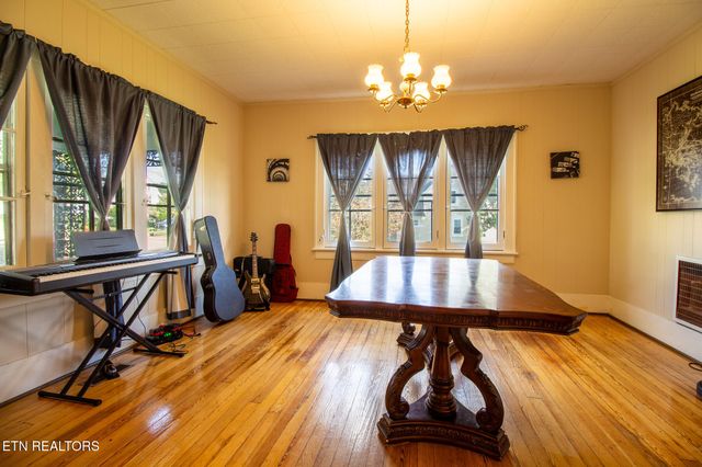 301 Walden Ave, Harriman, TN 37748