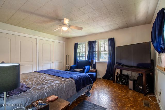 301 Walden Ave, Harriman, TN 37748