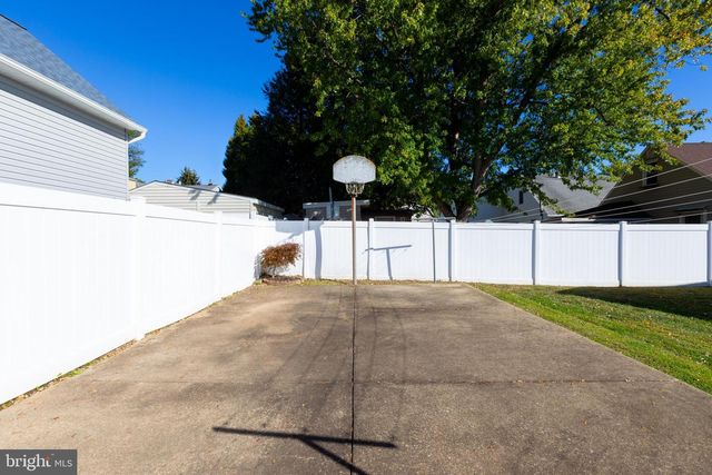 82 1ST AVE, Broomall, PA 19008