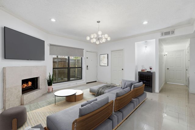 1100 Augusta Drive 57, Houston, TX 77057