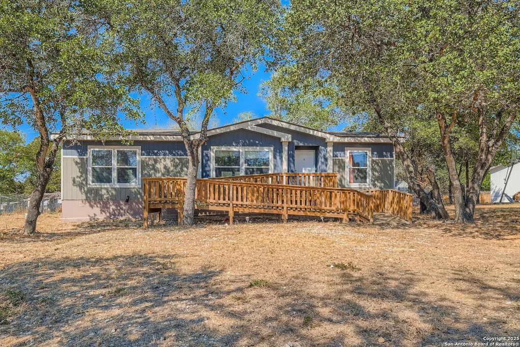 23011 Shady Forest Dr, Elmendorf, TX 78112