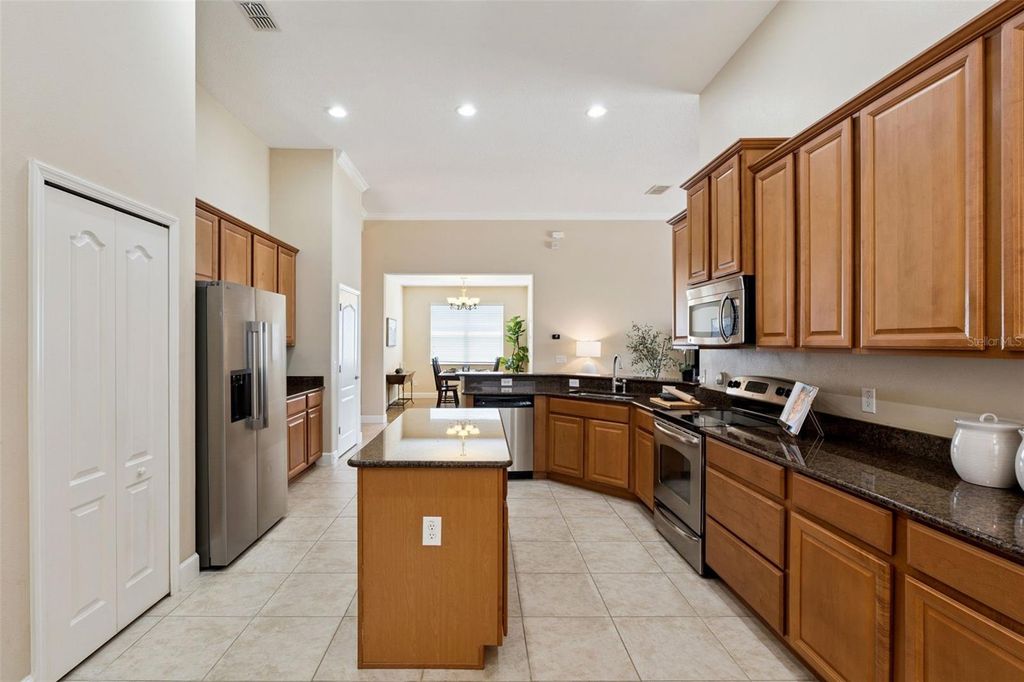 Image 13 of property listing at 14868 CABLESHIRE WAY, Orlando, FL 32824