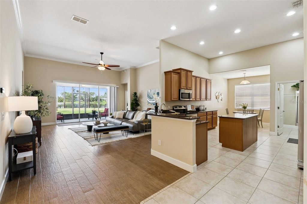 Image 10 of property listing at 14868 CABLESHIRE WAY, Orlando, FL 32824