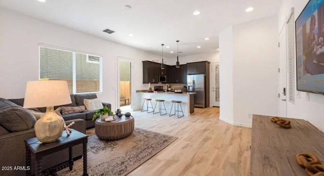 8002 W ROWEL Road, Peoria, AZ 85383