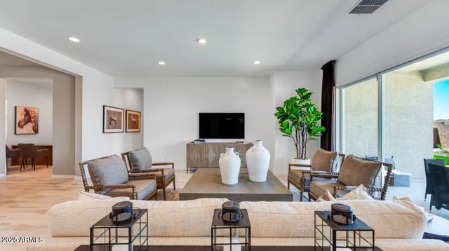 8002 W ROWEL Road, Peoria, AZ 85383