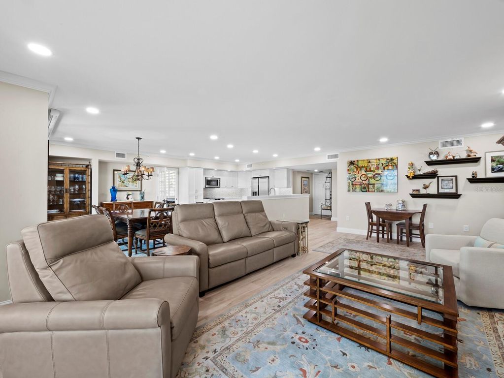Image 11 of property listing at 1485 GULF OF MEXICO DRIVE 110, Longboat Key, FL 34228