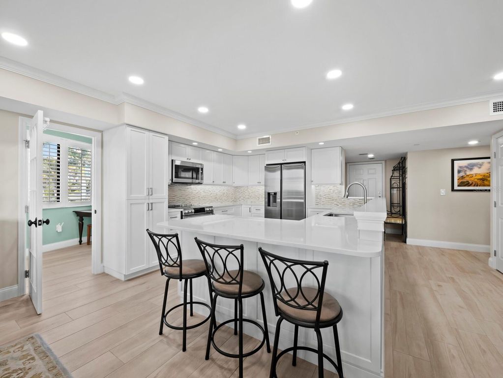 Image 13 of property listing at 1485 GULF OF MEXICO DRIVE 110, Longboat Key, FL 34228