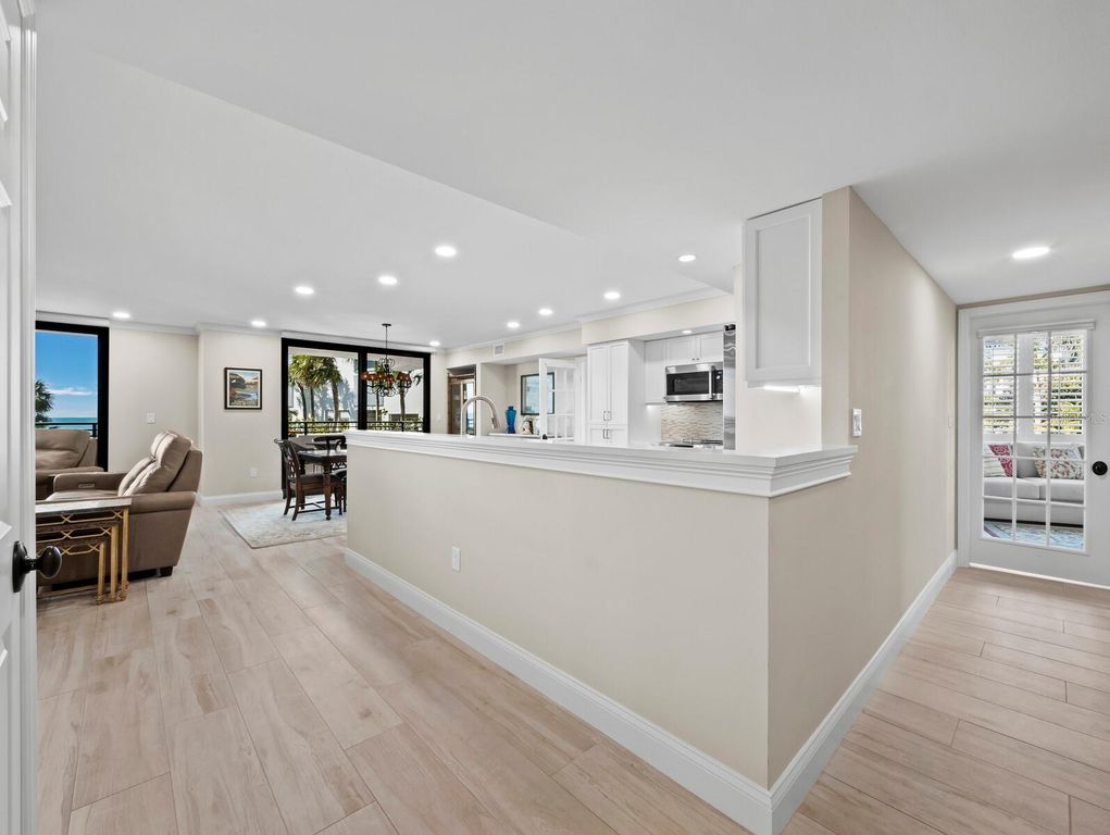 Image 3 of property listing at 1485 GULF OF MEXICO DRIVE 110, Longboat Key, FL 34228