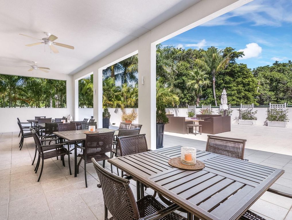 Image 44 of property listing at 1485 GULF OF MEXICO DRIVE 110, Longboat Key, FL 34228