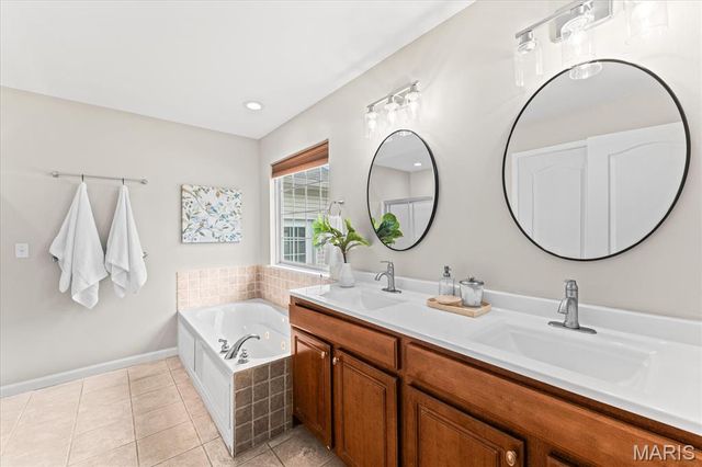 320 Aberdeen Drive, Glen Carbon, IL 62034