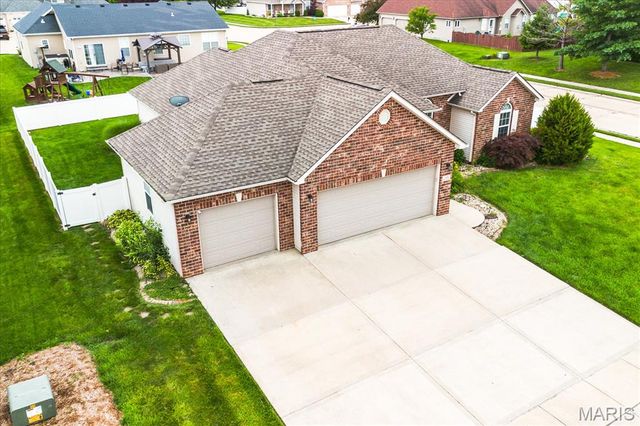 320 Aberdeen Drive, Glen Carbon, IL 62034