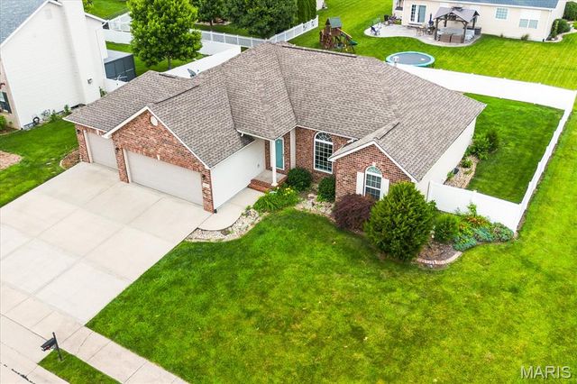 320 Aberdeen Drive, Glen Carbon, IL 62034