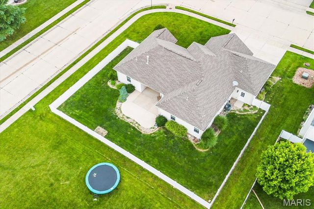320 Aberdeen Drive, Glen Carbon, IL 62034