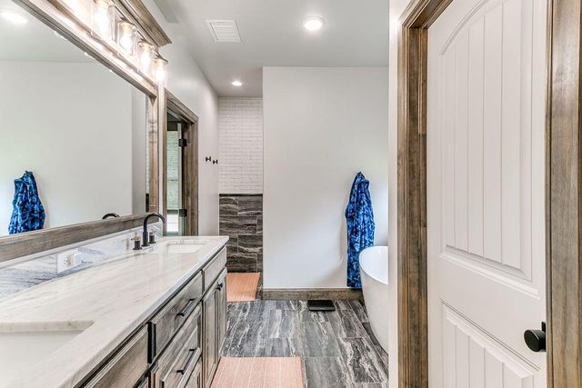 5609 Copper Stone Court, Mustang, OK 73064