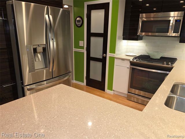 1574 Cardinal Ridge, West Bloomfield, MI 48324