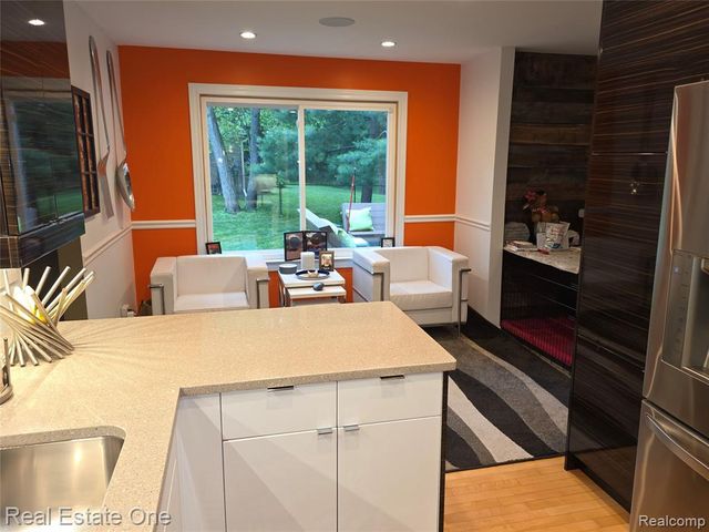 1574 Cardinal Ridge, West Bloomfield, MI 48324
