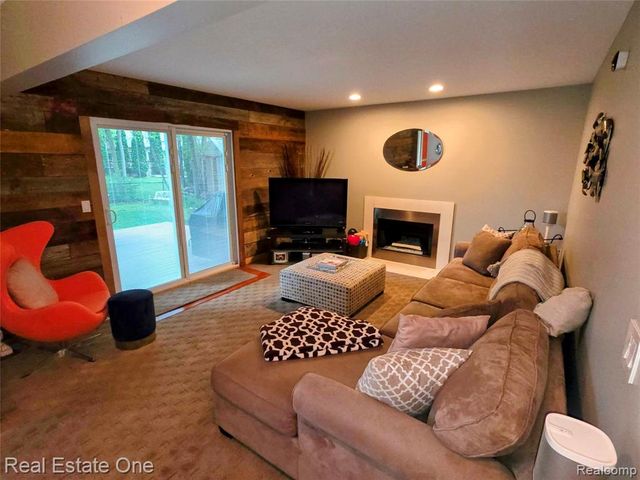 1574 Cardinal Ridge, West Bloomfield, MI 48324