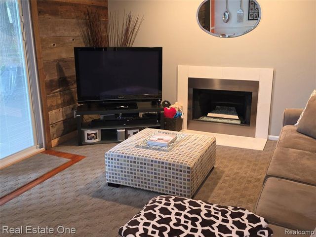 1574 Cardinal Ridge, West Bloomfield, MI 48324