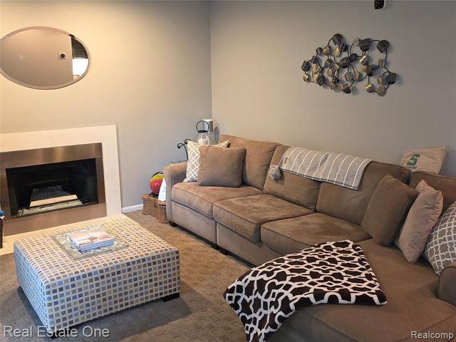 1574 Cardinal Ridge, West Bloomfield, MI 48324