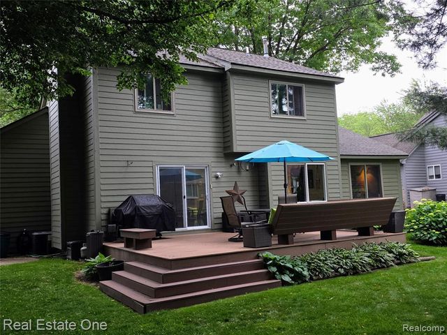 1574 Cardinal Ridge, West Bloomfield, MI 48324