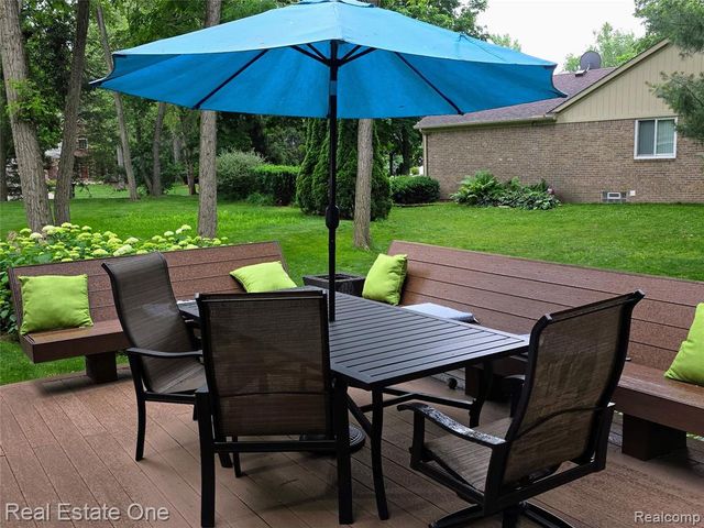 1574 Cardinal Ridge, West Bloomfield, MI 48324