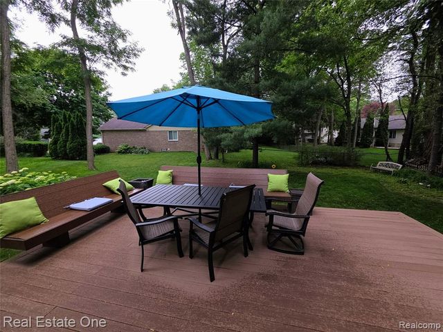 1574 Cardinal Ridge, West Bloomfield, MI 48324