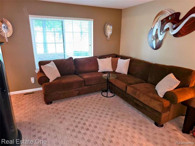 1574 Cardinal Ridge, West Bloomfield, MI 48324