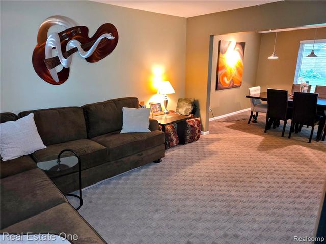 1574 Cardinal Ridge, West Bloomfield, MI 48324