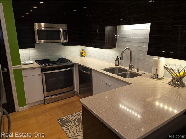 1574 Cardinal Ridge, West Bloomfield, MI 48324