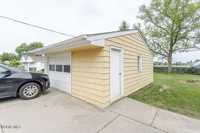 4518 Thackeray Road, Maumee, OH 43537