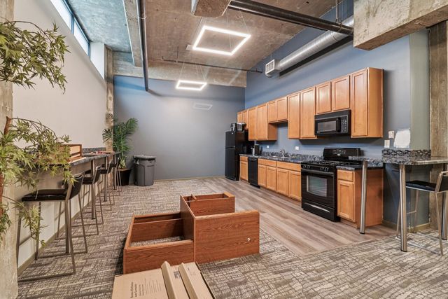 210 S DESPLAINES Street 304, Chicago, IL 60661