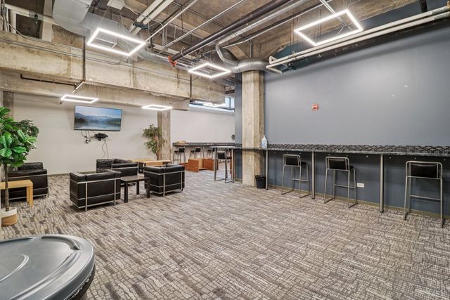 210 S DESPLAINES Street 304, Chicago, IL 60661