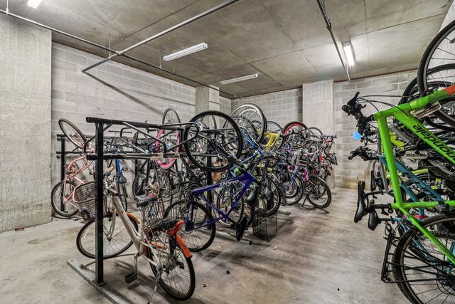 210 S DESPLAINES Street 304, Chicago, IL 60661