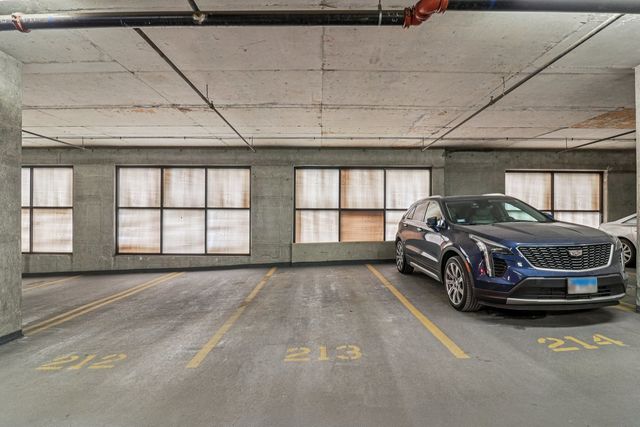 210 S DESPLAINES Street 304, Chicago, IL 60661