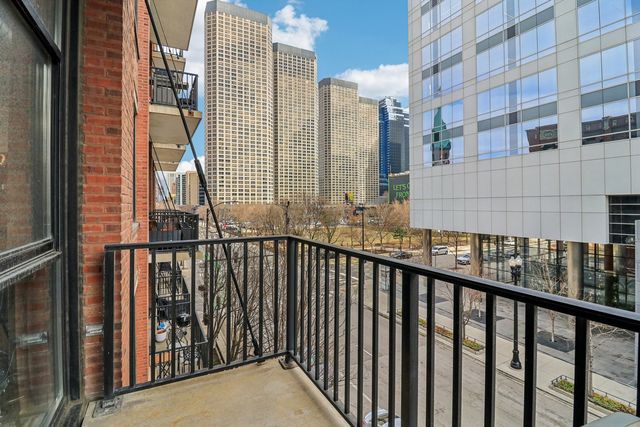 210 S DESPLAINES Street 304, Chicago, IL 60661