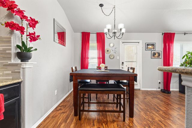 327 Comal RUN, Hutto, TX 78634