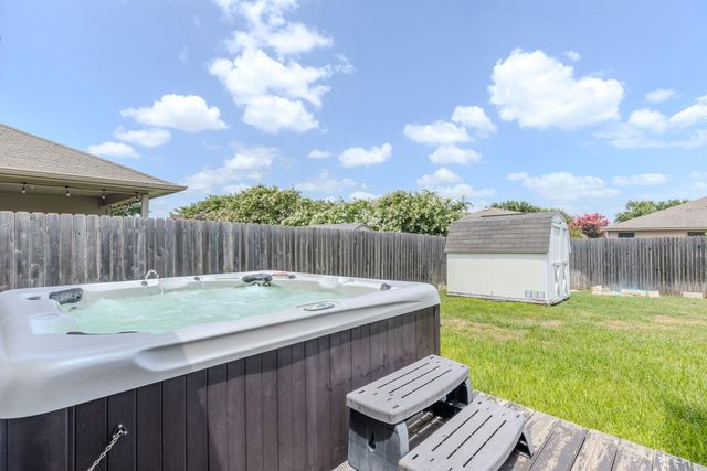 327 Comal RUN, Hutto, TX 78634