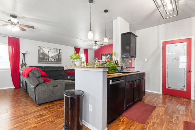 327 Comal RUN, Hutto, TX 78634