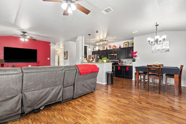 327 Comal RUN, Hutto, TX 78634