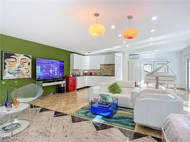 10242 Vanderbilt DR, Naples, FL 34108