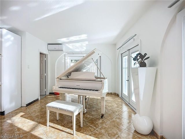 10242 Vanderbilt DR, Naples, FL 34108