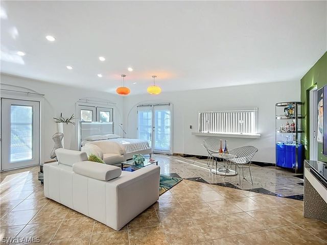 10242 Vanderbilt DR, Naples, FL 34108