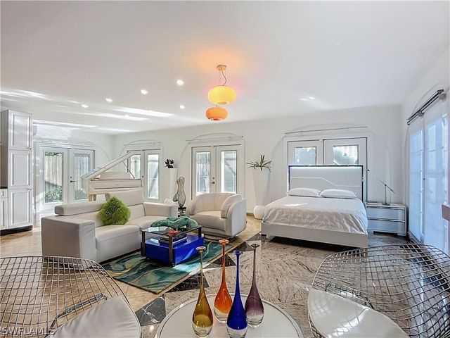 10242 Vanderbilt DR, Naples, FL 34108